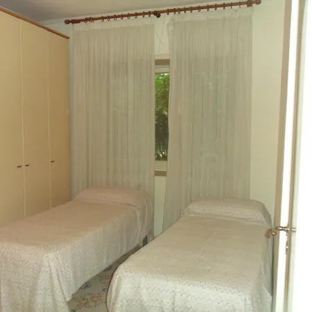 Sleeps 4 Pool Air Con Wifi